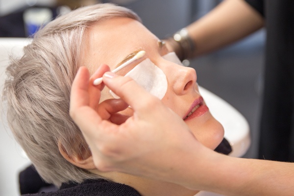 Eyebrows tinting